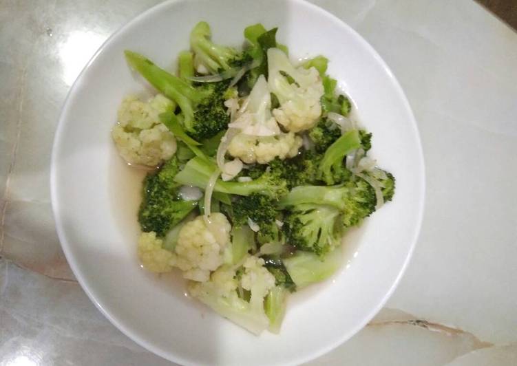 Proses Menyiapkan Tumis brokoli kembang kol yang Menggugah Selera