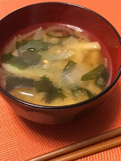 Una foto de Sopa de miso con cebolla, patata y wakame