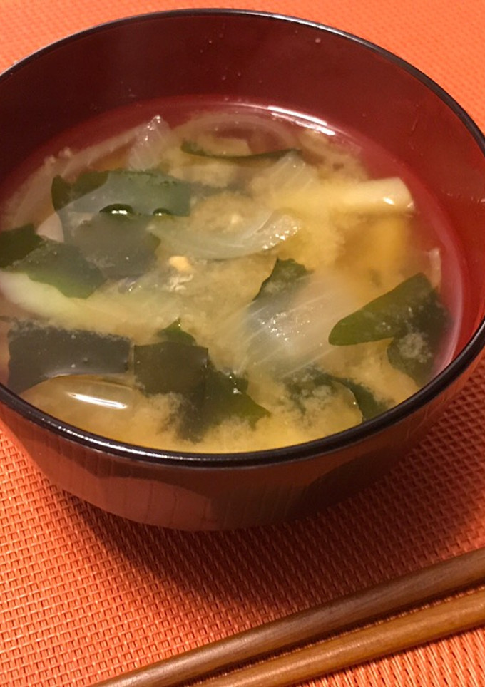 Una foto de Sopa de miso con cebolla, patata y wakame