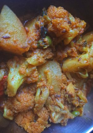 আলু ফুলকপির ডালনা (aloo fulkopir dalna recipe in Bengali) রেসিপির প্রধান ছবি