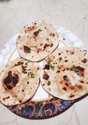 तंदूरी रोटी तवे पर (Tandoori roti tawe par recipe in Hindi) रेसिपी मुख्य फोटो