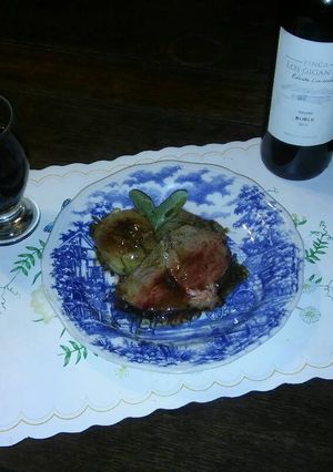 Una foto de Tapa de nalga con hinojo grillado y su salsa