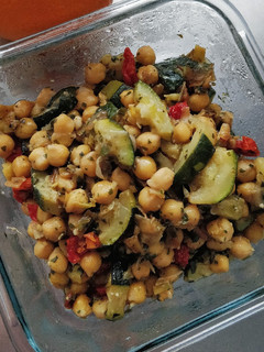 Una foto de Ensalada templada de garbanzos y verduras