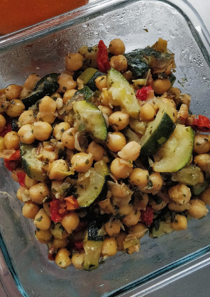 Una foto de Ensalada templada de garbanzos y verduras