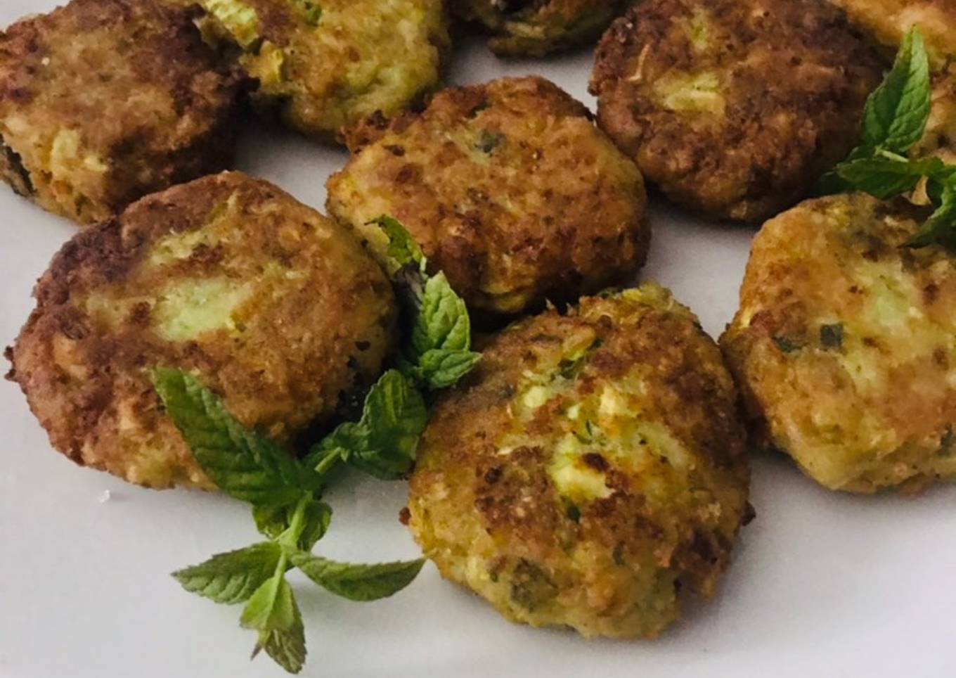 Cena griega: kolokizokeftedes, tzatziki y cordero