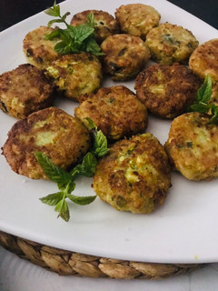 Una foto de Cena griega: kolokizokeftedes, tzatziki y cordero