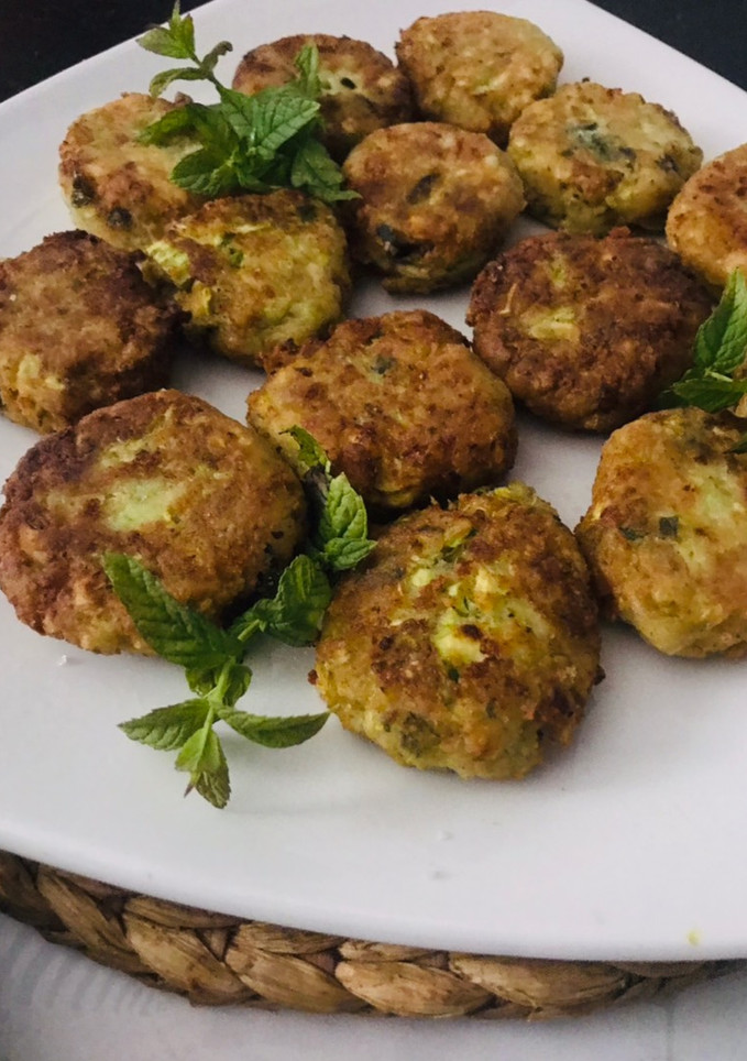 Una foto de Cena griega: kolokizokeftedes, tzatziki y cordero