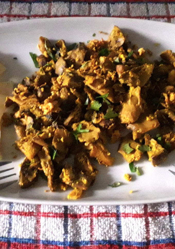 Una foto de Revuelto de setas y champiñones con cúrcuma