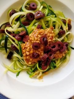 【三種食材5分鐘搞定我的午餐】櫛瓜麵 的食譜成品照片