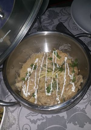 A picture of Chicken white karahi.