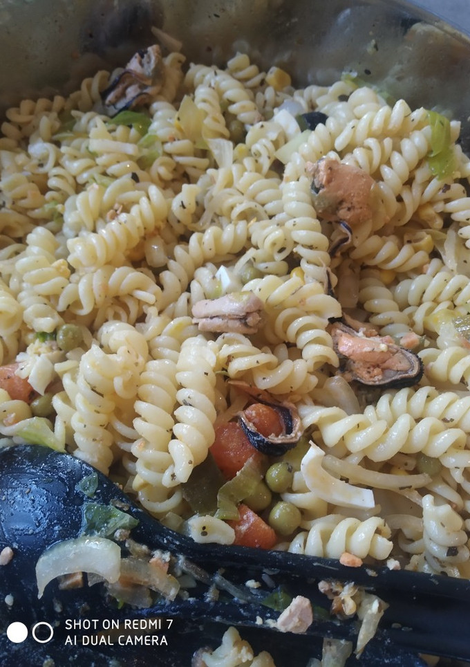 Una foto de Ensalada de pasta con mejillones