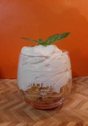 Une photo de Verrine de Pommes, Coco Crumble et Chantilly au lait de Coco