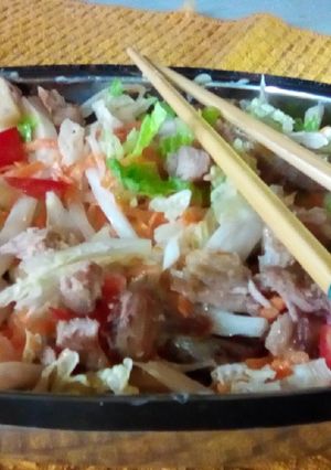 Una foto de Ensalada tipo oriental🥬🍖🥢╰(⁠⇀⁠‸⁠↼⁠‶⁠)