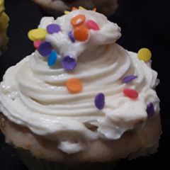 A picture of Vanilla butter cream frosting.