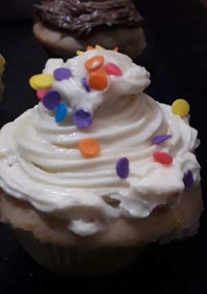 A picture of Vanilla butter cream frosting.