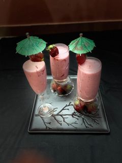 સ્ટ્રોબેરી મિલ્ક શેક(Strawberry milkshake Recipe in Gujarati) રેસીપી મુખ્ય ફોટો