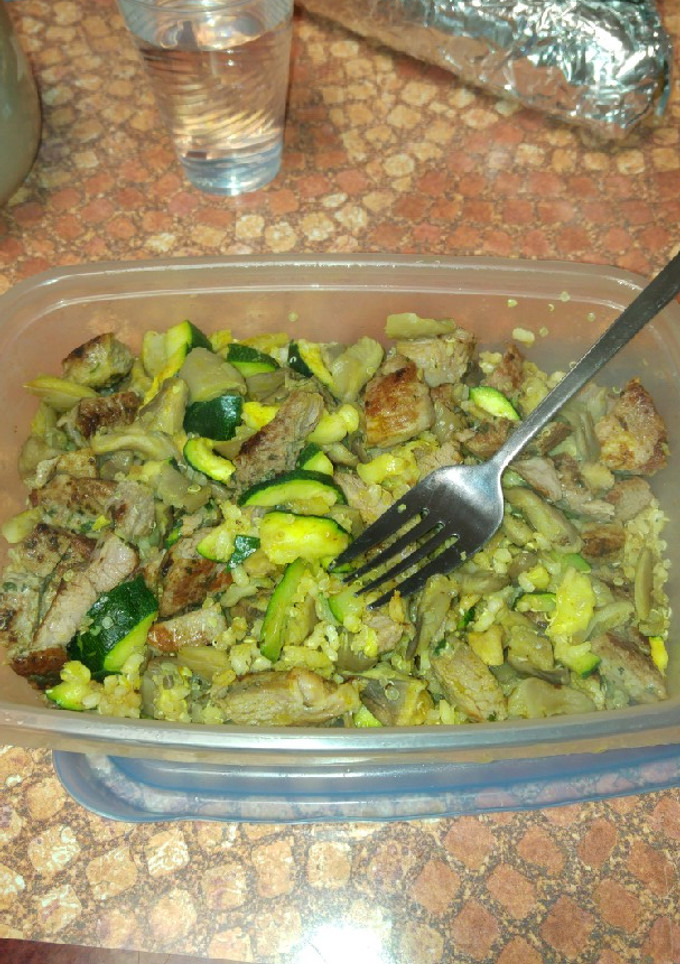 Una foto de Para llevar a modo fit. Pavo con verduras arroz y quinoa