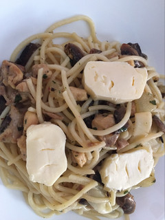 Una foto de Espaguetis con verduras, pollo y queso