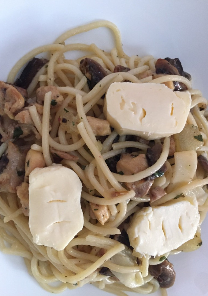 Una foto de Espaguetis con verduras, pollo y queso