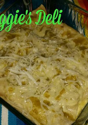 A picture of Green Enchiladas (Mejjicanna Style).