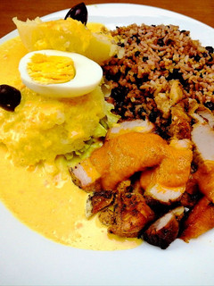 Una foto de Papa Huancaina, Arroz de Frijoles y Puerco Ahumado