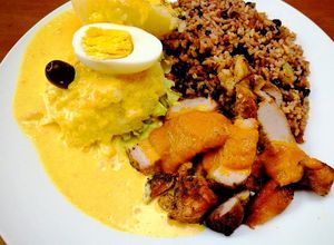 Una foto de Papa Huancaina, Arroz de Frijoles y Puerco Ahumado