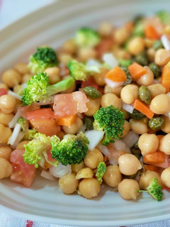 Una foto de Ensalada vegana de garbanzos