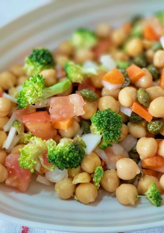 Una foto de Ensalada vegana de garbanzos