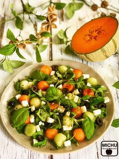 Una foto de Ensalada de melón cantaloupe y galia con queso feta