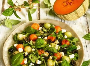 Foto principal de Ensalada de melón cantaloupe y galia con queso feta