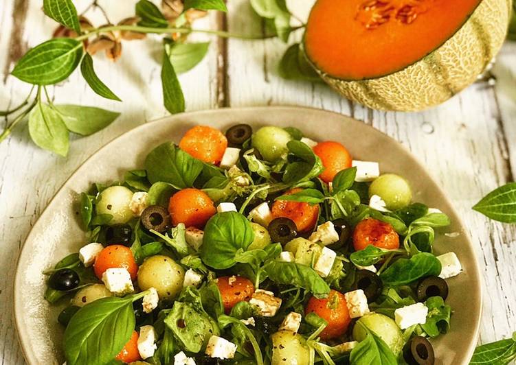 Ensalada de melón cantaloupe y galia con queso feta