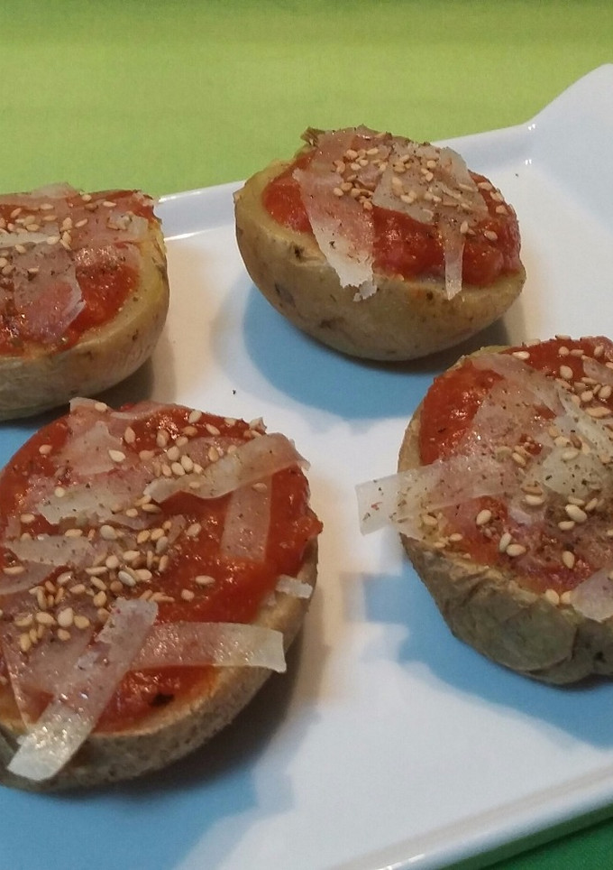 Una foto de Patatas a la boloñesa con lascas de parmesano