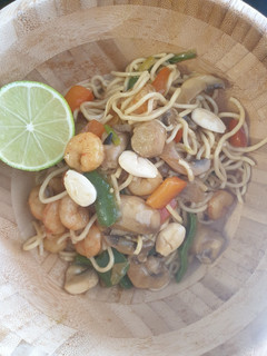 Una foto de Noodles con verduras, gambas y almendras