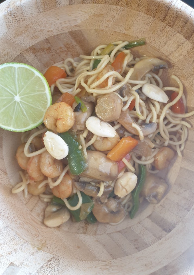 Una foto de Noodles con verduras, gambas y almendras
