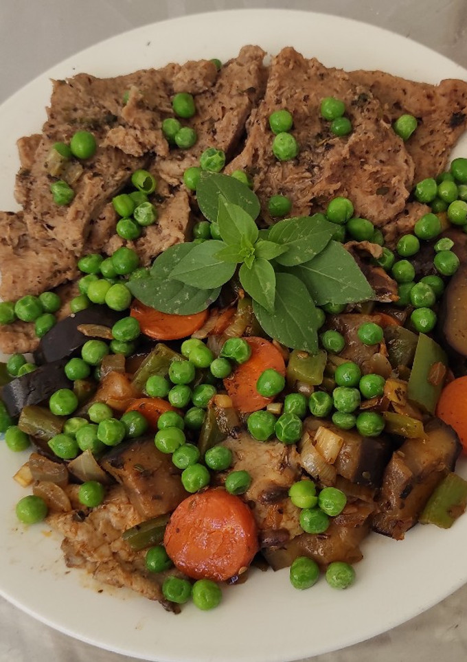 Una foto de Escalopines de soja, setas shiitake y verduras con garam masala