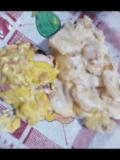 Una foto de Pollo a la savora con papas gratinadas y salsa blanca