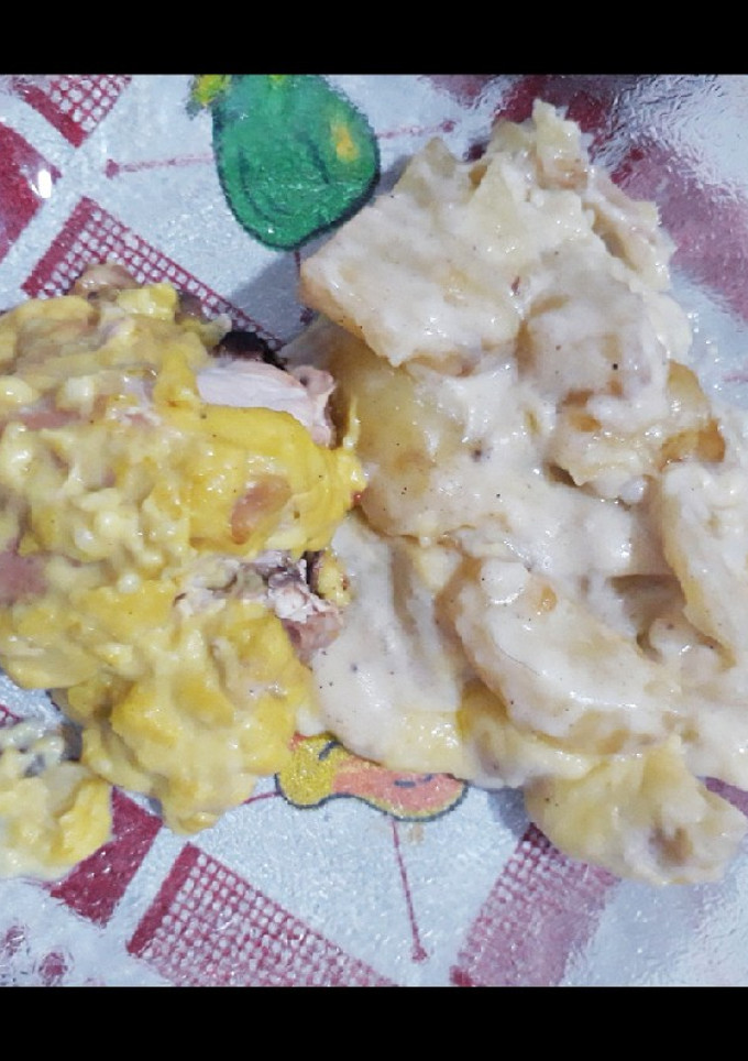Una foto de Pollo a la savora con papas gratinadas y salsa blanca