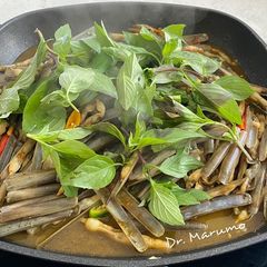 A picture of Stir Fried Razor Clams (Navajas) with Fresh Chili and Sweet Basil.