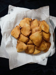समोसा मठरी (samosa mathri recipe in Hindi) रेसिपी मुख्य फोटो