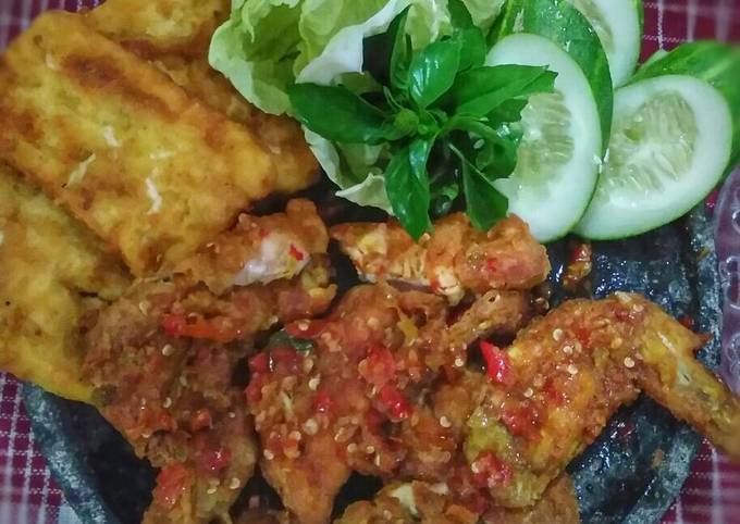 Ayam tepung geprek sambel bawang