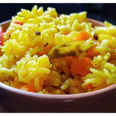 A picture of Simple mixed vegetable rice bath in pressure cooker.