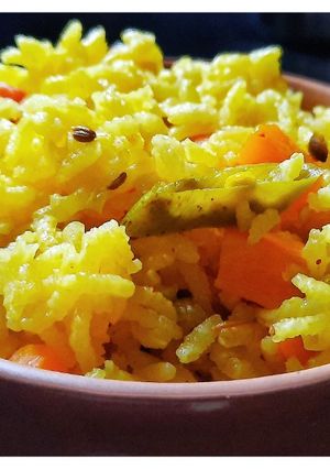 A picture of Simple mixed vegetable rice bath in pressure cooker.