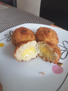 Una foto de Bolitas de yema de huevo