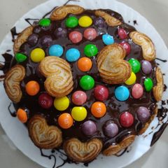 A picture of Bourbon Biscuit and Gems cake.