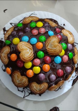 A picture of Bourbon Biscuit and Gems cake.