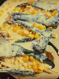 Una foto de Chiles Rellenos con salsa de elote