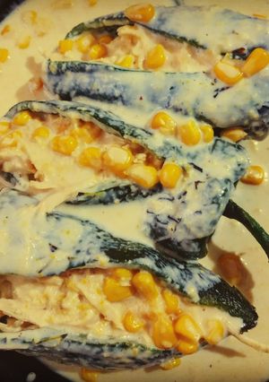 Una foto de Chiles Rellenos con salsa de elote