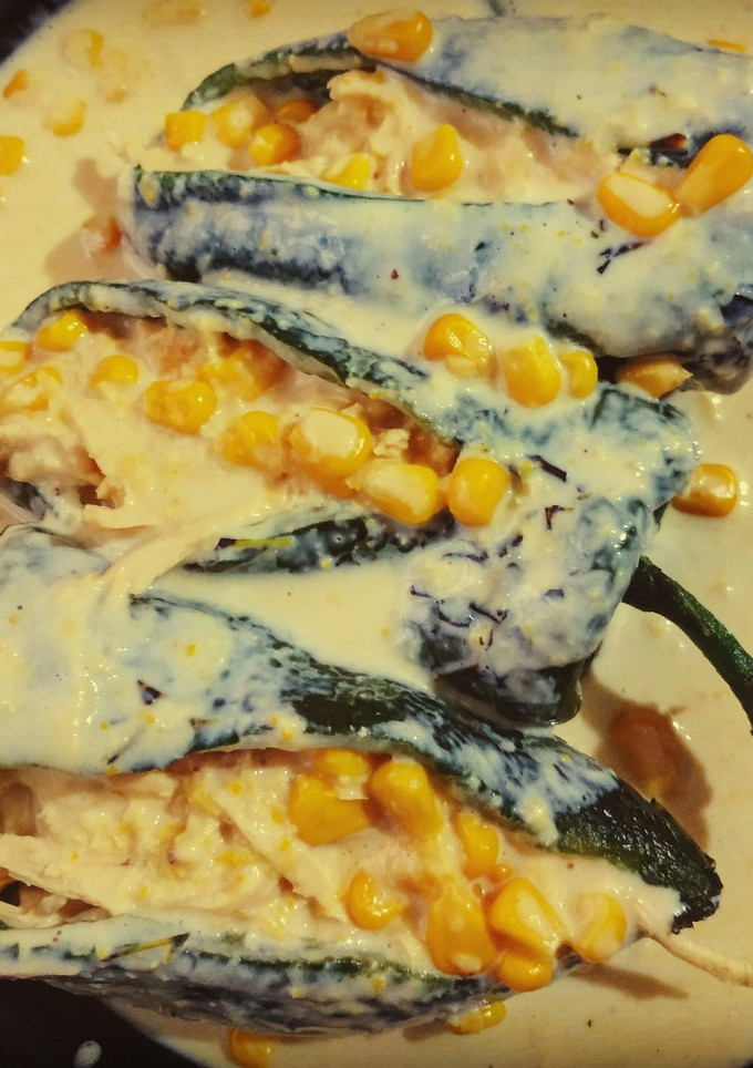 Una foto de Chiles Rellenos con salsa de elote