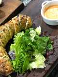 Tripa rellena con mix de hojas verdes + salsa brava