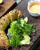 Tripa rellena con mix de hojas verdes + salsa brava